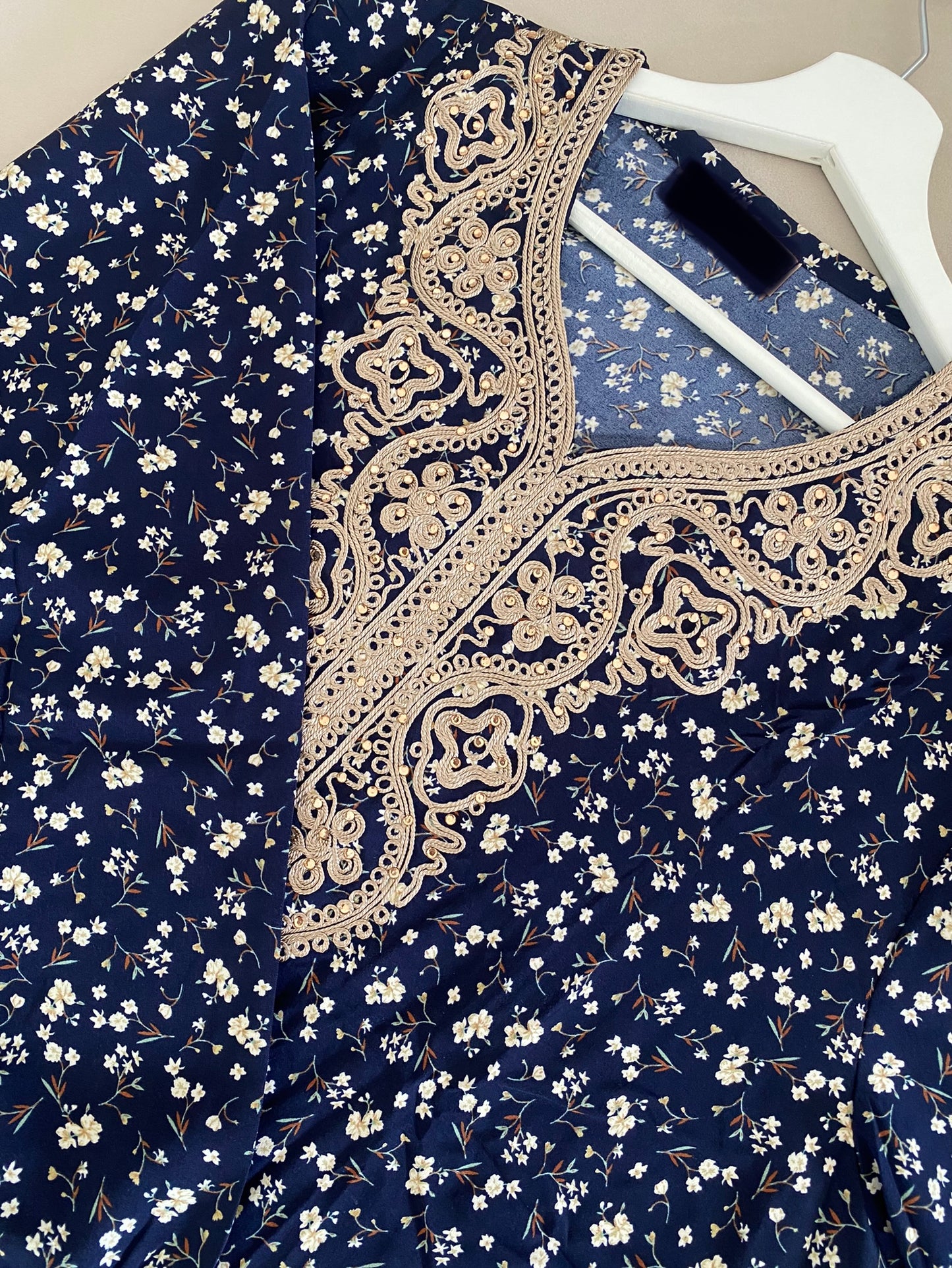 Robe d’intérieur fleurie bleu nuit