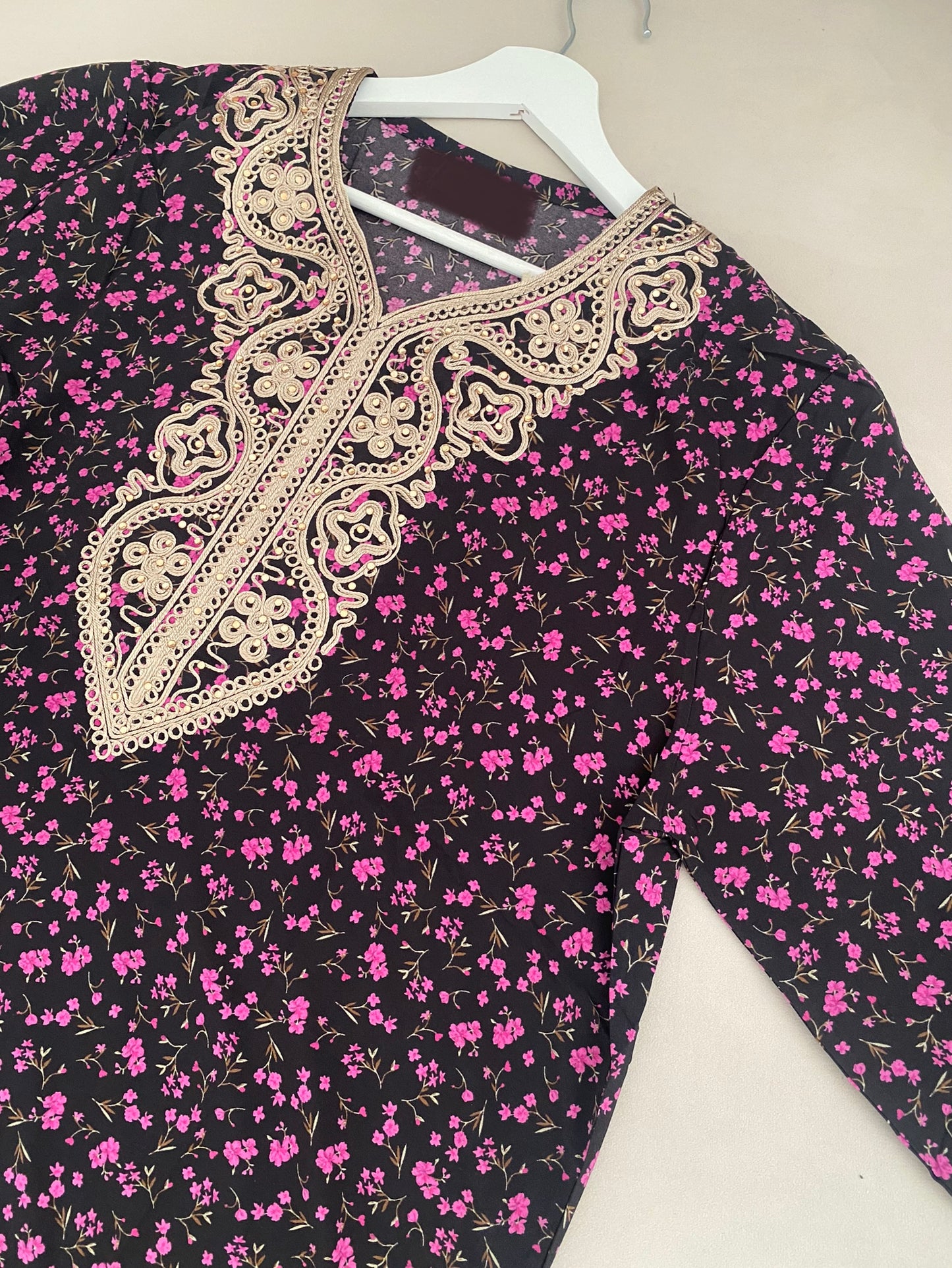 Robe d’intérieur fleurie noire
