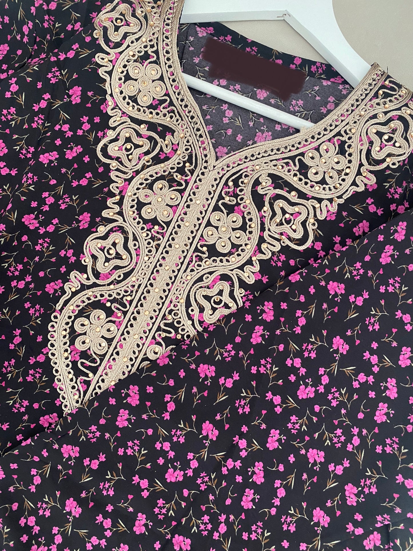 Robe d’intérieur fleurie noire