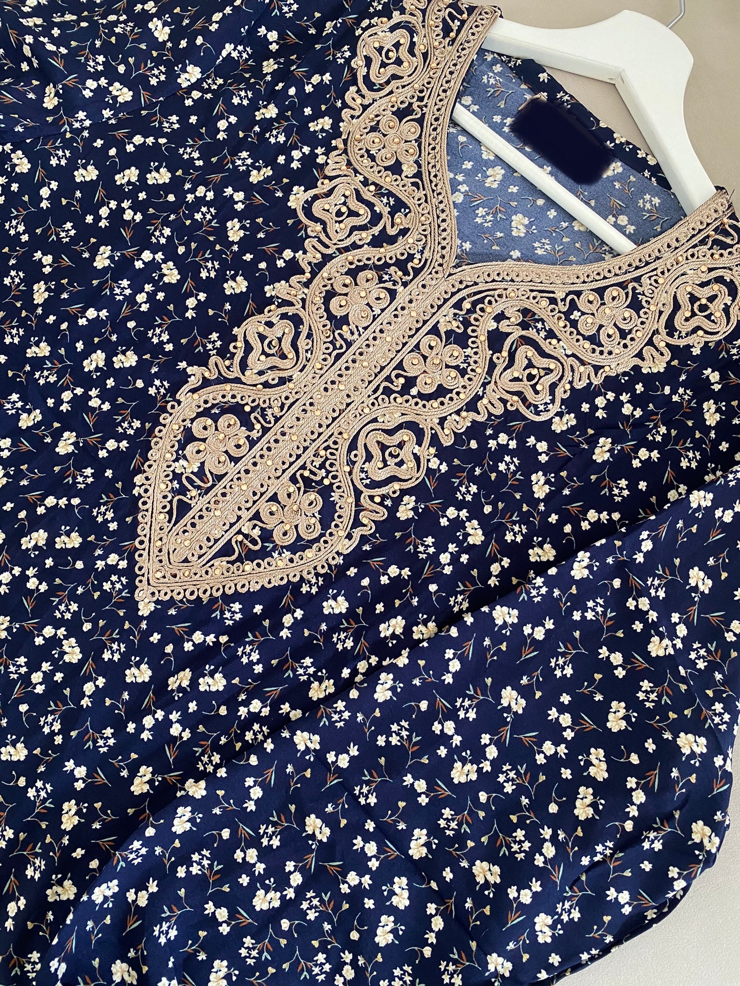 Robe d’intérieur fleurie bleu nuit