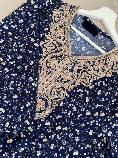 Robe d’intérieur fleurie bleu nuit