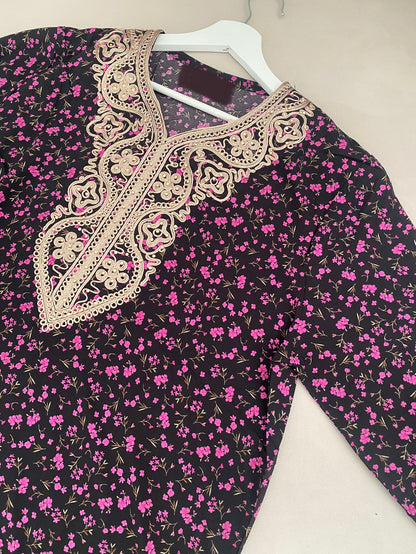 Robe d’intérieur fleurie noire