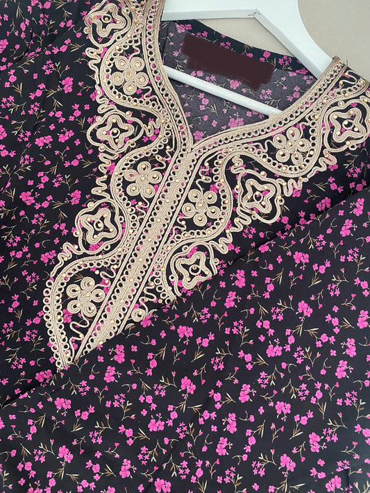 Robe d’intérieur fleurie noire