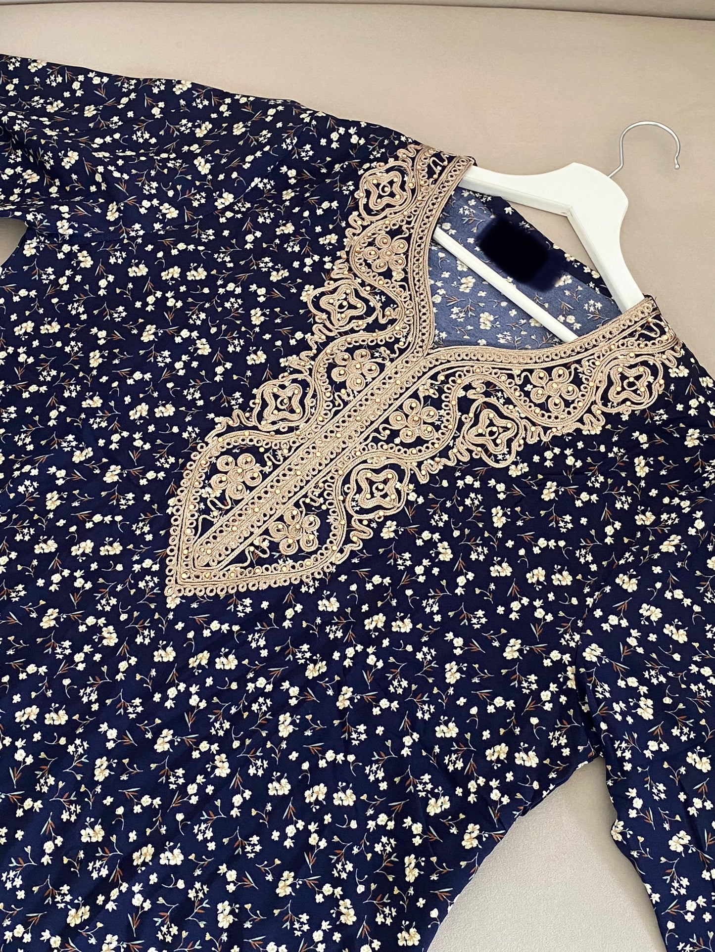 Robe d’intérieur fleurie bleu nuit