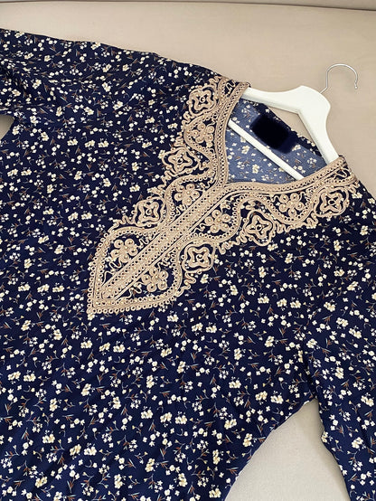 Robe d’intérieur fleurie bleu nuit