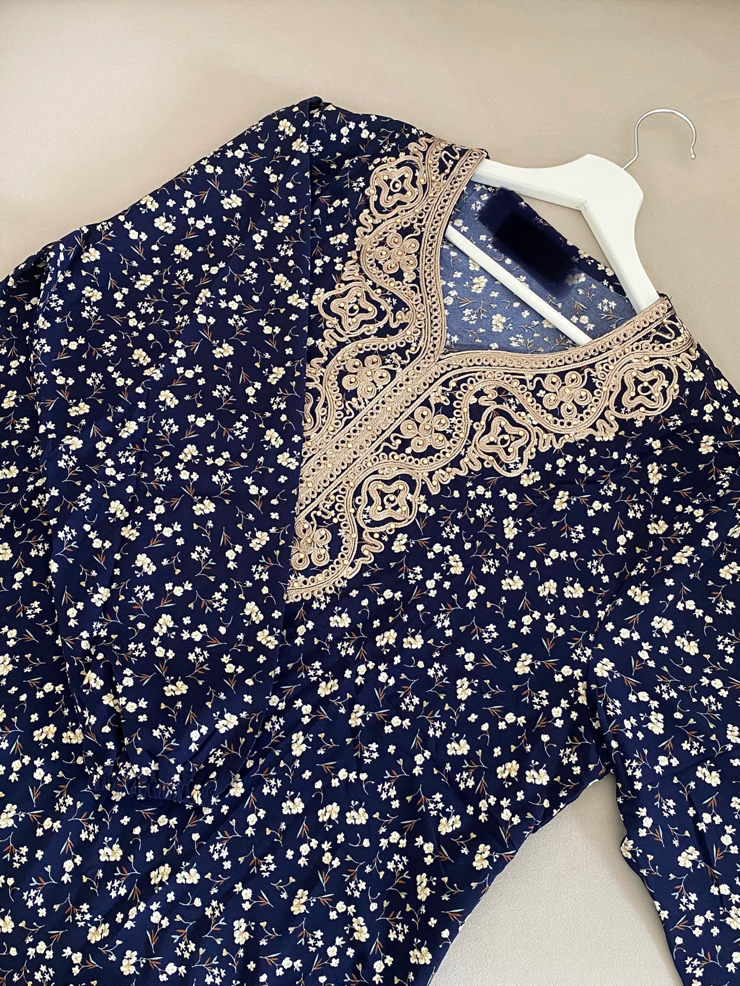 Robe d’intérieur fleurie bleu nuit