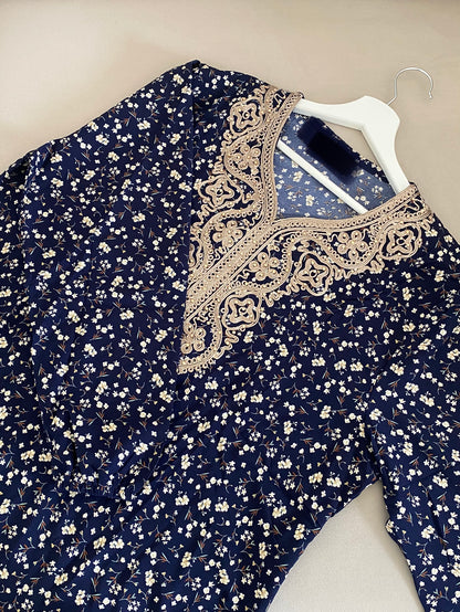 Robe d’intérieur fleurie bleu nuit